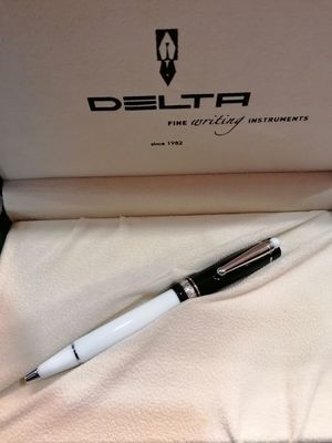 BOLIGRAFO EMOTION DOUE NEGRO/BLANCO AMULETO CORAL DELTA